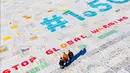 Lebih dari 125.000 kartu pos yang dikumpulkan untuk memecahkan Rekor Dunia Guinness dari kartu pos terbesar di Jungfraufirn, Swiss 16 November 2018. Kartu pos ini dikirim oleh anak-anak muda dari 35 negara di dunia. (Valentin Flauraud/Keystone via AP)