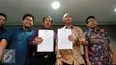 Tim hukum PSSI, Togar Manahan Nero (kedua kiri) bersama Aristo Pangaribuan menunjukkan  berkas di Jakarta, Selasa (8/3/2016). Tim hukum PSSI berharap pihak Kemenpora mau menghormati putusan MA terkait SK Pembekuan PSSI. (Liputan6.com/Helmi Fithriansyah)
