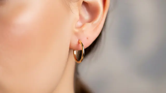 Anting emas yang ringan untuk wanita aktif dan tidak membuat telinga pegal model hoop tipis