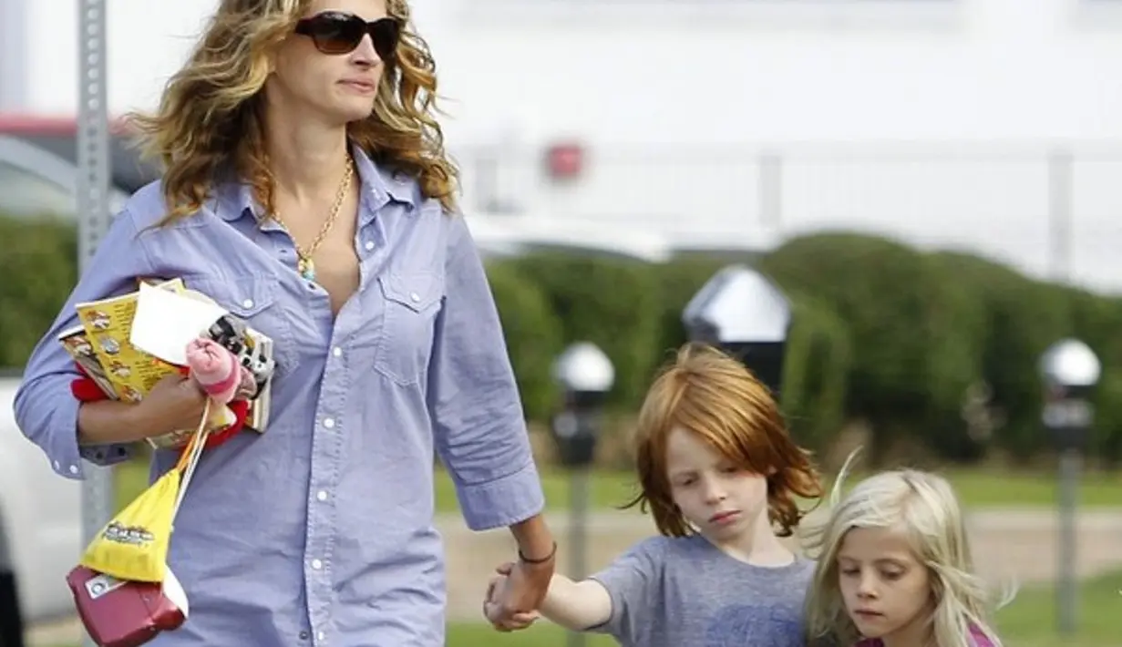 Julia Roberts melahirkan anak kembarnya, yakni Phinnaeus Walter dan Hazel Patricia pada November 2004. (Suggest.com)