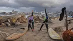 Warga Palestina, Khalil Abu Jayyab (kanan) dan Tahseen Abu Assi melakukan pemanasan sebelum berselancar di pantai Kota Gaza, Minggu, 28 Desember 2025. Pasca diberlakukannya gencatan senjata fase pertama yang didukung oleh Amerika Serikat mulai berlaku pada 10 Oktober 2025, warga Palestina mulai kembali ke Kota Gaza. (AP Photo/Jehad Alshrafi)