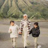 Gaya kompak Ririe Fairus dan dua anaknya saat liburan ke Bromo curi perhatian. Berikut potretnya. (Instagram/ririe_fairus).