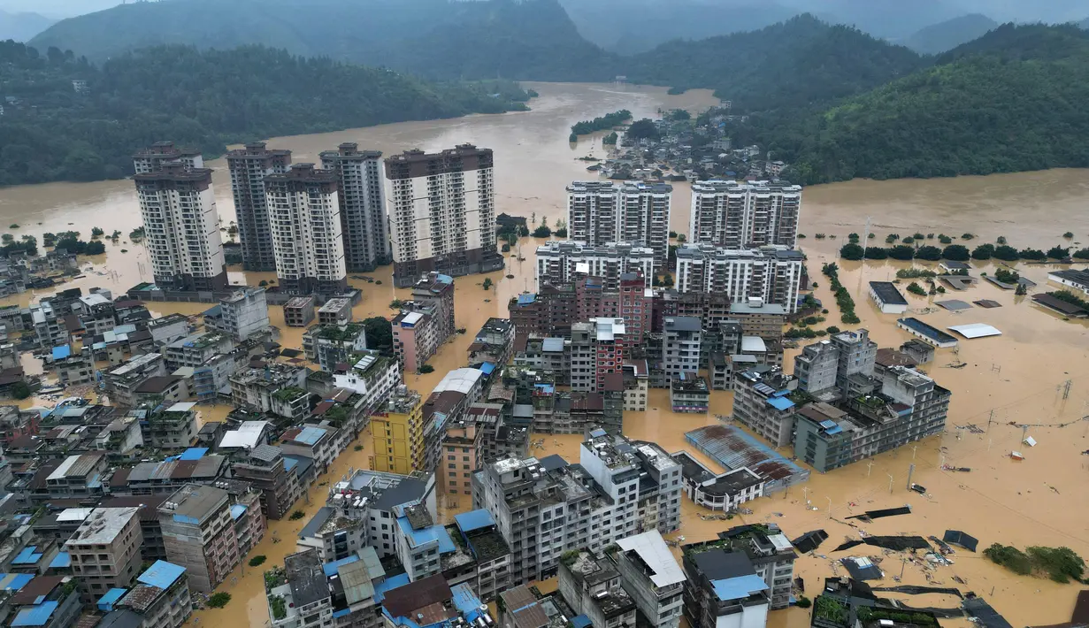 Tanggap darurat pengendalian banjir di wilayah tersebut sempat dinaikkan ke Level I, yang merupakan tingkat tertinggi. Tampak foto udara yang menunjukkan bangunan-bangunan yang terendam banjir di Rongjiang, provinsi Guizhou barat daya China pada 24 Juni 2025. (AFP/China OUT)
