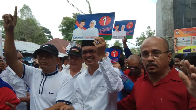 Susuri Sungai Musi Demi Distribusi Logistik Pilkada di Banyuasin