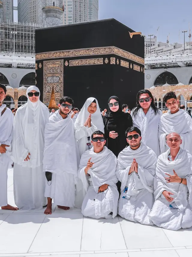Kerap Tampil Terbuka, Ini 6 Potret Selebgram Jess Amalia Berhijab saat Umrah