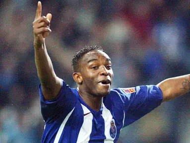 Pemain termahal yang dibeli Jose Mourinho di FC Porto adalah Benni McCarthy. Striker asal Afrika Selatan itu dibeli dari Celta Vigo dengan harga 3,5 juta euro. (Photo by MIGUEL RIOPA / AFP)