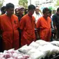 Pelaku bandar narkoba Palembang dan barang bukti yang diamankan (Liputan6.com/Nefri Inge)