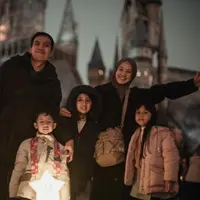 Liburan Natasha Rizky dan Desta bersama anak-anak di Jepang. [Foto: Instagram/natasharizkynew]