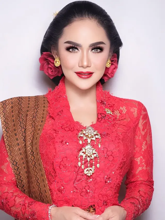Batik dan Kebaya Merah Putih ala Kris Dayanti (Foto: Instagram @krisdayantilemos)