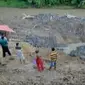 4 pekerja Penambangan Emas Tanpa Izin (Peti) di Kecamatan Sijunjung, Sumatera Barat tewas tertimbun longsor. Konser musik klasik Perancis.