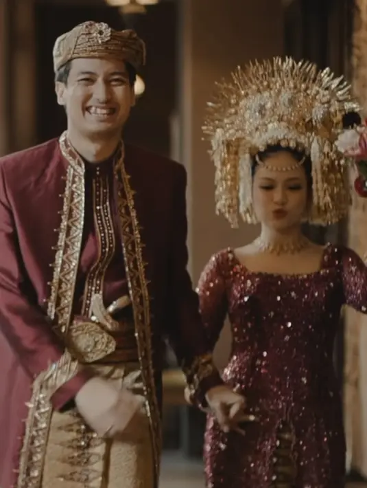 <p>Keduanya tampil dengan busana adat Sumatera bernuansa maroon yang tampak begitu indah dan mewah. Lufthfi lengkap mengenakan beskap, setengah kain keemasan dan celana panjang merahnya. Serta topi khasnya.. [@hanggini]</p>