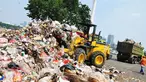 Membludaknya wisatawan yang mengunjungi Monumen Nasional berimbas pada meningkatnya volume sampah yang ada di seputaran Tugu Monas, Jakarta, (31/7/2014). (Liputan6.com/Faizal Fanani)