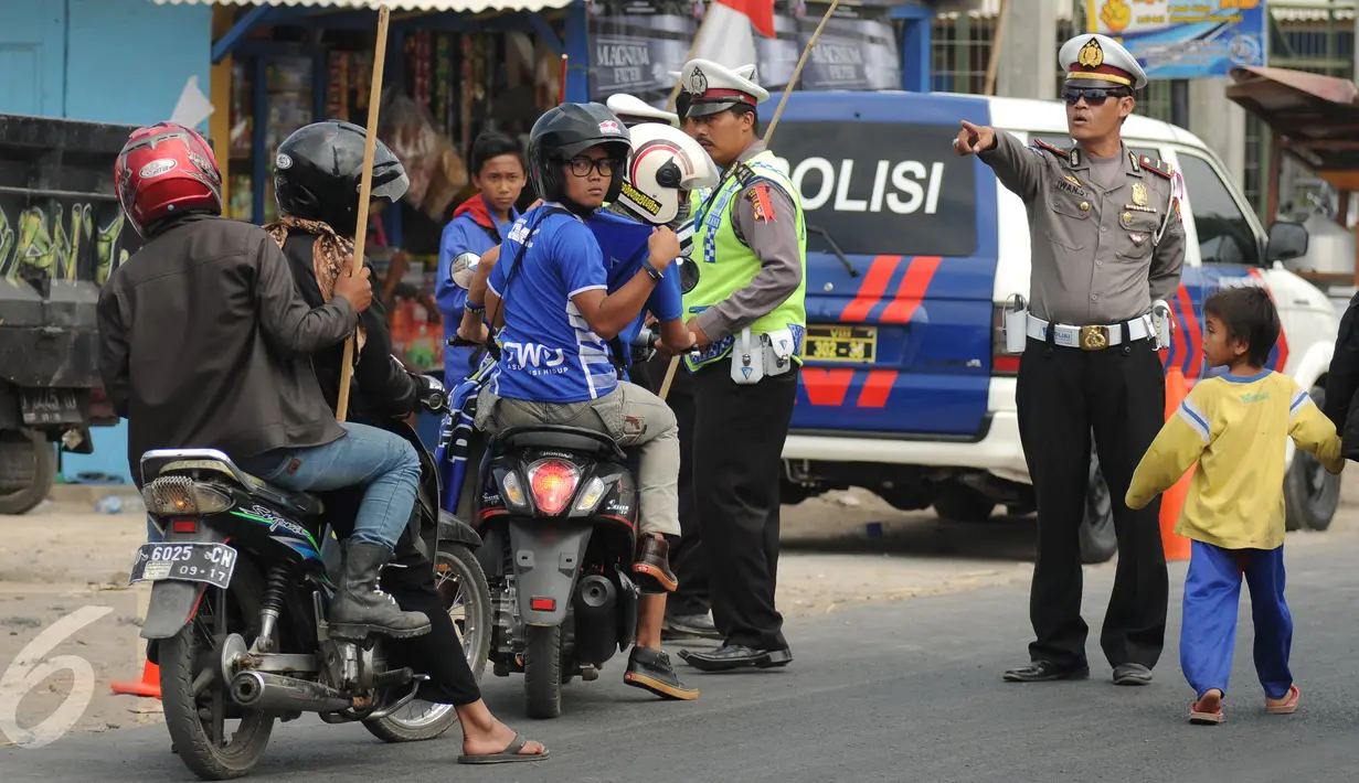 Polisi menertibkan suporter yang menuju Stadion Si Jalak Harupat, Bandung, Minggu (9/6/2015). Kedatangan suporter untuk menyaksikan laga Persib melawan Persebaya Utd di lanjutan Grup A Piala Presiden 2015. (Liputan6.com/Helmi Fithriansyah) 