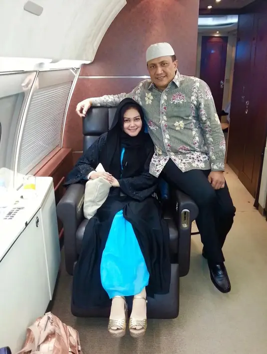Sebelumnya, ada artis cantik Bella Saphira. Setelah mualaf dan menikah dengan Agus Wira Bakti tahun 2013,  dua bulan kemudian ia mendapatkan undangan dari kerajaan Arab Saudi. Bella dan suami berangkat haji bersama.[Instagram/bellasaphiraofficial]