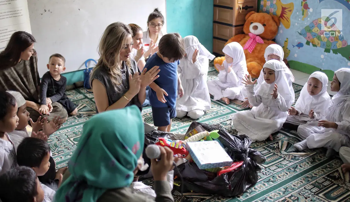 Artis Jessica Iskandar bermain bersama anak-anak rumah singgah Yayasan Bina Anak Pertiwi, Jakarta, Selasa (12/6). Jessica bercerita bahwa dirinya telah mengadopsi tiga anak berkebutuhan khusus dari yayasan yang berbeda. (Liputan6.com/Faizal Fanani)