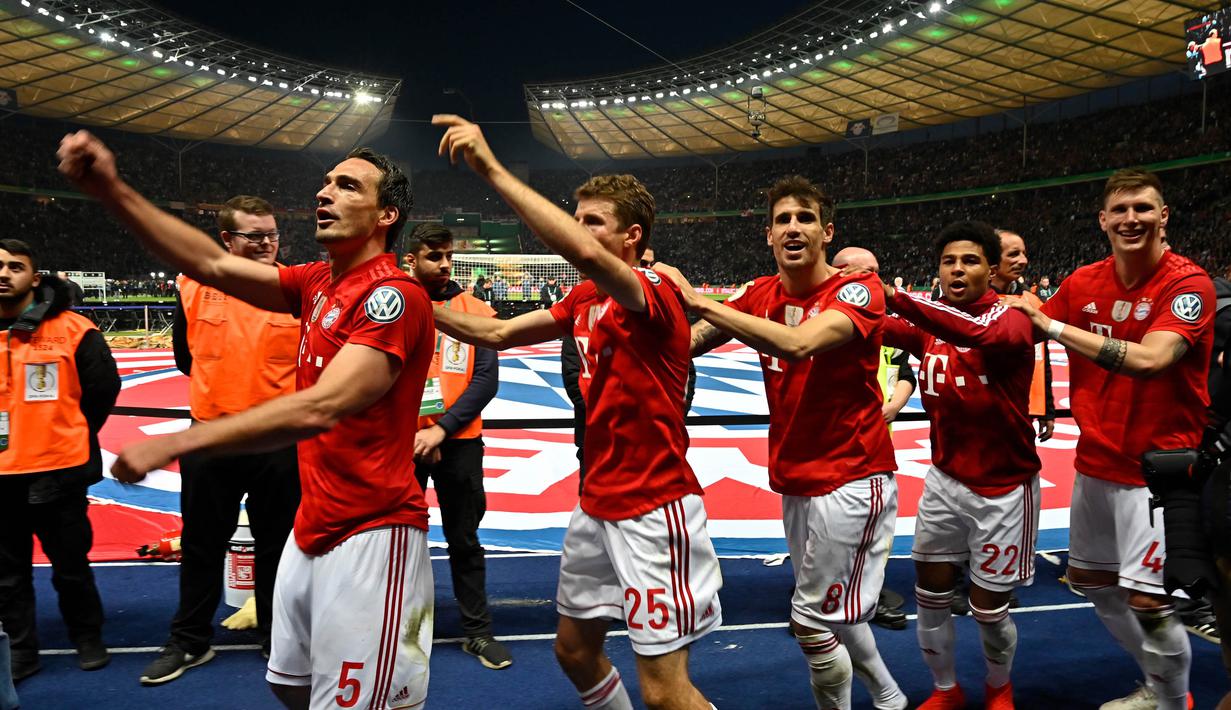 Para pemain Bayern Munchen merayakan gelar juara DFB Pokal setelah mengalahkan RB Leipzig di Stadion Olympic, Berlin, Sabtu (25/5). Munchen menang 3-0 atas Leipzig. (AFP/Tobias Schwarz)