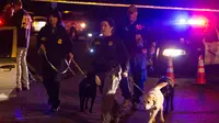 Polisi membawa anjing pelacak di lokasi ledakan di Austin, Texas (18/3). Area di sekitar lokasi ledakan telah diblokir dan otoritas mewawancarai tetangga dan mencari saksi. (Nick Wagner / Austin American-Statesman via AP)