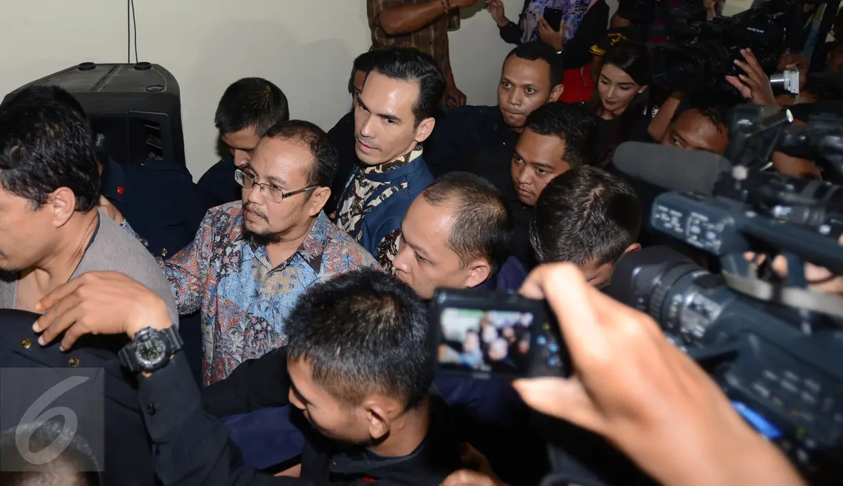 Suasana usai sidang gugatan cerai Atalarik Syah dan Tsania Marwah di Pengadilan Agama Cibinong, Selasa (18/4). Atalarik Syah tampak dikawal sejumlah bodyguard. (Liputan6.com/Herman Zakharia)