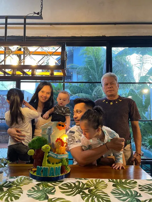 Potret keharmonisan keluarga Eza dan Eca. Hingga kini, pasangan ini juga dikenal adem ayem dan jauh dari gosip miring. Keduanya kerap membagikan kemesraan hingga keharmonisan keluarganya. [Instagram/ezagio]