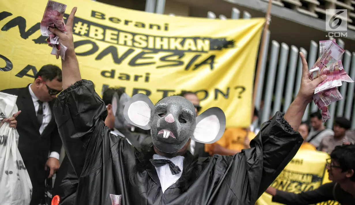 Massa yang tergabung dalam koalisi #BersihkanIndonesia menggelar aksi teatrikal di depan Gedung Bawaslu, Jakarta, Selasa (15/1). Massa aksi terdiri dari aktivis Greenpeace, Auriga, JATAM dan ICW. (Liputan6.com/Faizal Fanani)