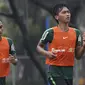 Pemain Timnas Indonesia U-22, Jayus Hariono dan Syafril Lestaluhu, melakukan pemanasan saat latihan di Lapangan ABC, Jakarta, Senin (14/1). Latihan ini merupakan persiapan jelang Piala AFF U-22. (Bola.com/Vitalis Yogi Trisna)