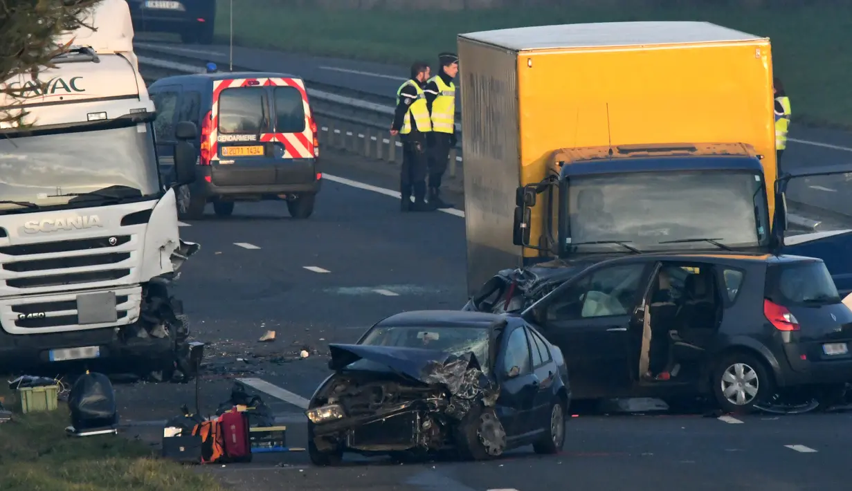 Sejumlah mobil rusak setelah mengalami kecelakaan beruntun di Jalan D12 antara La Roche-sur-Yon dan Les Sables d'Olonne, sebelah barat Prancis, Selasa (20/12). Tabrakan yang melibatkan sekitar 50 kendaraan itu menewaskan 5 orang (JEAN-FRANCOIS MONIER/AFP)