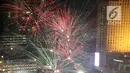 Kembang api menghiasi malam pergantian tahun baru 2018 di kawasan Bundaran HI, Jakarta Senin (1/1/2018). Ribuan warga memadati kawasan tersebut untuk manyaksikan malam pergantian tahun. (Liputan6.com/Angga Yuniar)