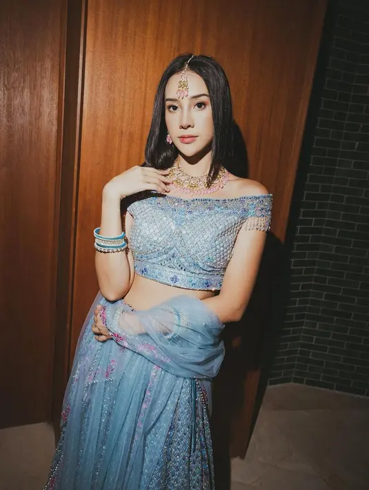 Penampilan Anya Geraldine tak kalah mencuri perhatian. Anya tampil dalam balutan sari India warna biru. Melengkapi penampilannya dengan aksesoris di kepalanya layaknya gadis India [Instagram/anyageraldine]