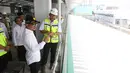 Menaker Hanif Dhakiri didampingi Direktur Utama PT MRT William Sabandar meninjau pengoperasian MRT di Stasiun Lebak Bulus, Jakarta, Senin (25/2). Hanif mencoba MRT untuk melihat progres pengoprasian yang sudah mencapai 99%. (Liputan6.com/Angga Yuniar)