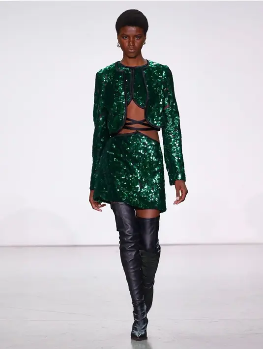 Lagi-lagi tampilan glamor dari Sequin menampilkan keseruan panggung New York Fashion Week. Berikan sentuhan sequin untuk tampil memikat. (Foto: Prabal Gurung).