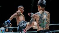 ET Wankhongohm MBK kembali mendominasi Mongkolkaew Sor Sommai di ONE Friday Fights 62 (dok. ONE Championship)
