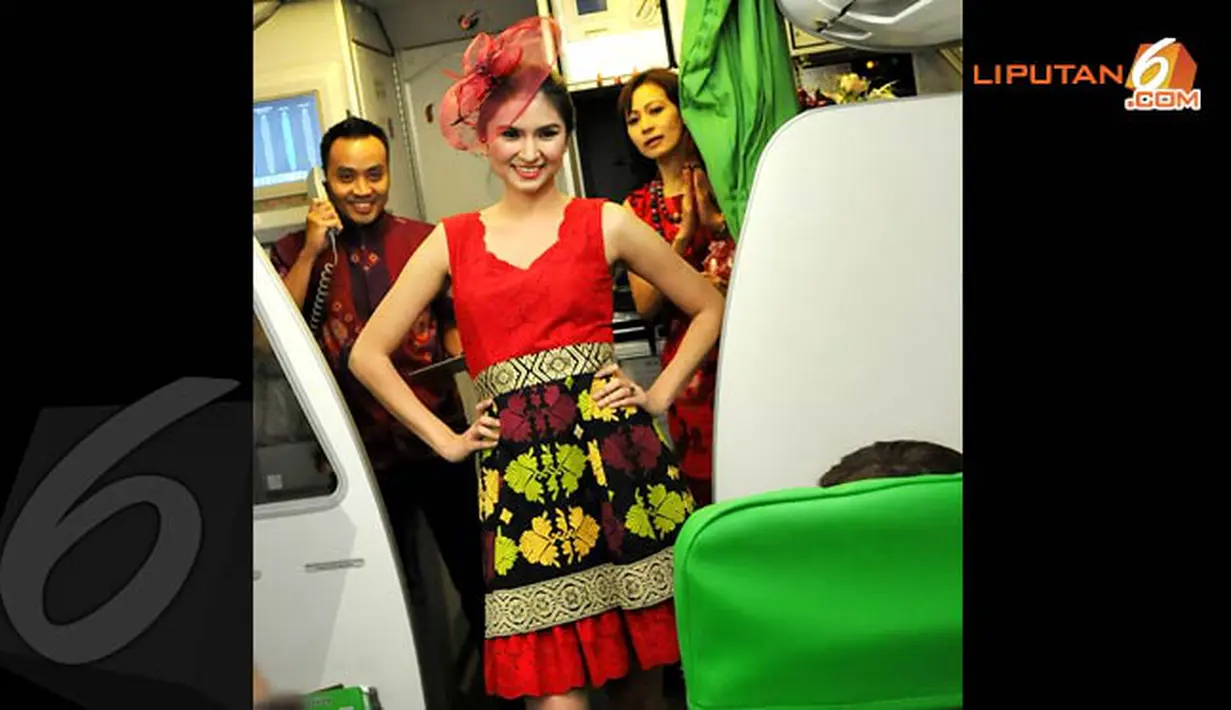 Sang model tengah memeragakan gaun berbahan songket. Dengan dominasi kain pelosok nusantara, Ika Puspitarini mencoba mengedepankan keanggunan bernuansa etnik. (Liputan6.com/Danu Baharuddin)