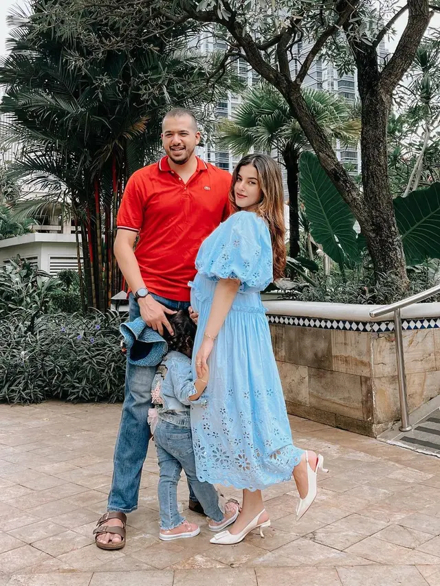 Inspirasi Baju Hamil Tasya Farasya dalam Balutan Dress Pink dan Biru