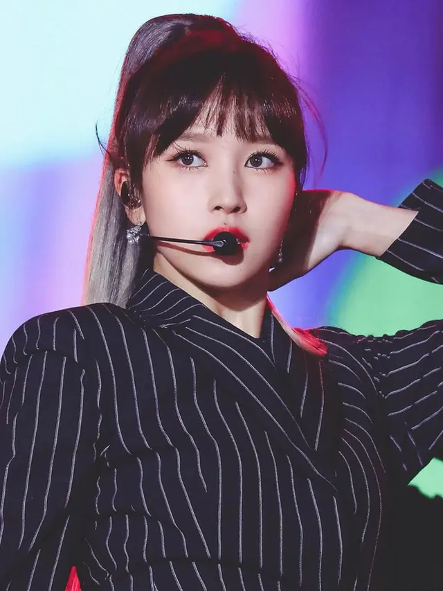 Idap Anxiety Disorder, Ini 6 Potret Cantiknya Mina TWICE di Panggung