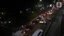 Sejumlah kendaraan antre untuk mengisi bahan bakar minyak (BBM) di SPBU Jalan MT Haryono, Jakarta, Kamis (31/3/2022). Harga BBM jenis Pertamax naik dari Rp 9.000 menjadi Rp 12.500 mulai 1 April 2022 pukul 00.00. (Liputan6.com/Helmi Fithriansyah)