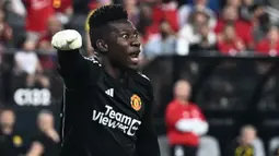 Kiper Manchester United, Andre Onana berteriak kepada rekan-rekannya saat menghadapi Borussia Dortmund pada laga pramusim 2023/2024 di Allegiant Stadium, Las Vegas, USA (30/7/2023). Andre Onana didatangkan Manchester United dari Inter Milan sebagai pengganti David De Gea dengan nilai transfer 52,5 juta euro dengan durasi kontrak selama 5 tahun hingga 30 Juni 2028. Menarik untuk ditunggu apakah gaya bermainnya bisa lebih baik dari David De Gea. (AFP/Patrick T. Fallon)