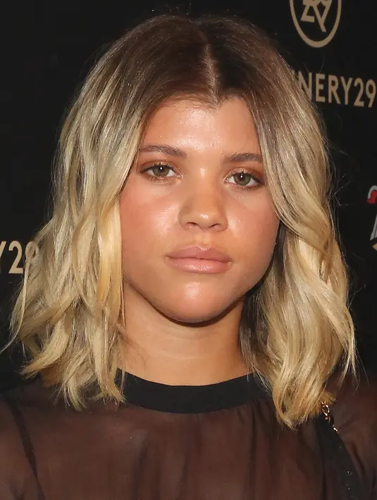 Selain berlibur ke Meksiko, Justin juga memberikan rangkaian bunga mawar berbentuk hati yang dihiasi lilin-lilin kecil. Dengan senangnya, Sofia mengunggahnya di akun snapchat pribadinya. (AFP/Bintang.com)