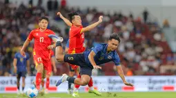 Duel keras terjadi pada pertandingan Timnas Vietnam melawan Thailand U-22 pada final cabang olahraga sepak bola putra SEA Games 2025 yang berlangsung di Stadion Rajamangala, Bangkok, Thailand, Kamis (18/12/2025). (Bola.com/Bagaskara Lazuardi)