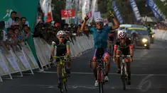 Pebalap sepeda Indonesia, Patria Rasta menjadi yang tercepat di etape 2 ITdBI, Banyuwangi, (17/10/2014). (Liputan6.com/Helmi Fithriansyah)