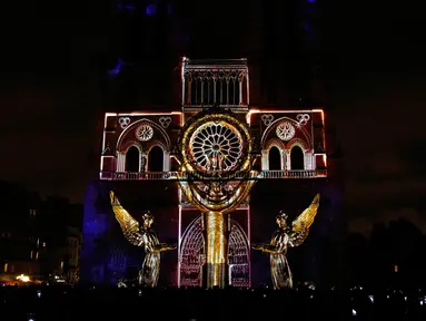 Seni pertunjukan cahaya hiasi Gereja Katedral Notre-Dame de Paris, Prancis (11/11). Pertunjukan cahaya ini dalam rangka peringatan Hari Gencatan Senjata yang menandai berakhirnya Perang Dunia I. (AFP Photo/Francois Guillot)