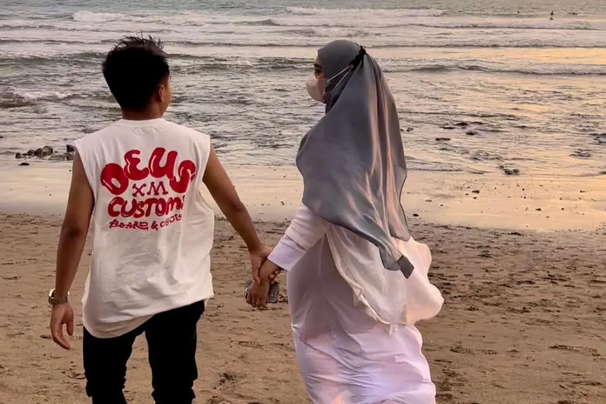 6 Potret Liburan Taqy Malik dan Istri di Bali, Rayakan Anniversary Pertama