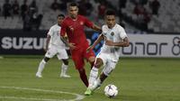 Striker Timnas Indonesia, Beto Goncalves, berusaha merebut bola saat melawan Timor Leste pada laga Piala AFF 2018 di SUGBK, Jakarta, Selasa (13/11). (Bola.com/Yoppy Renato)