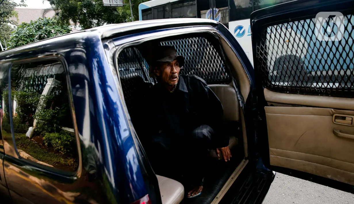 Warga terjaring razia petugas Suku Dinas Sosial dan Satpol PP Jakarta Selatan di kawasan Bulungan, Jakarta, Rabu (24/3/2021). Razia Penyandang Masalah Kesejahteraan Sosial (PMKS) dilakukan untuk ketertiban lingkungan dan terciptanya Ibu Kota yang bebas dari PMKS. (Liputan6.com/Faizal Fanani)