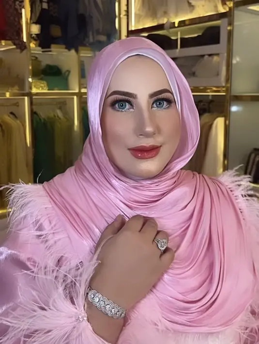 Untuk makeupnya, ia tampil bold dengan lipstik merah glossy dan blush on pink. Riasan mata yang on point dengan lensa kontak biru.  [@tasyiiathasyia]