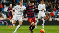 Penyerang Barcelona Lionel Messi mempertahankan bola dari gangguan gelandang Real madrid Toni Kroos di stadion Santiago Bernabeu, Spanyol, (22/11). Barcelona mengalahkan Real Madrid dengan skor 4-0. (Reuters/Sergio Perez)