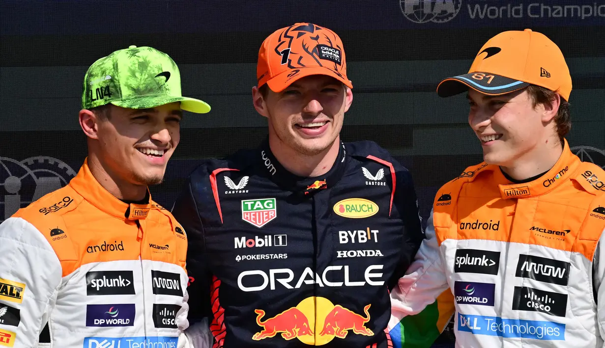 Pembalap Red Bull Racing, Max Verstappen (tengah) berfoto bersama dengan dua pembalap McLaren, Lando Norris (kiri) dan Oscar Piastri setelah kualifikasi Formula 1 GP Inggris di Sirkuit Silverstone, Inggris, 8 Juli 2023. (AFP/Ben Stansall)