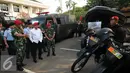 Menhan RI, Ryamizard Ryacudu (baju putih) menerima penjelasan saat melakukan sidak di Markas Kopassus di Cijantung Jakarta, Rabu (2/9/2015). Sidak terkait inventarisir kelengkapan alutsista yang dimiliki TNI. (Liputan6.com/Helmi Fithriansyah)