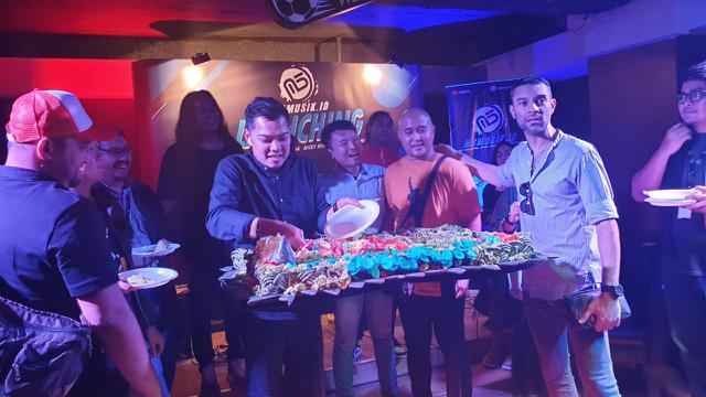 Ferdy Tahier dan dua anaknya menghadiri peluncurkan label MS Musik (ist)