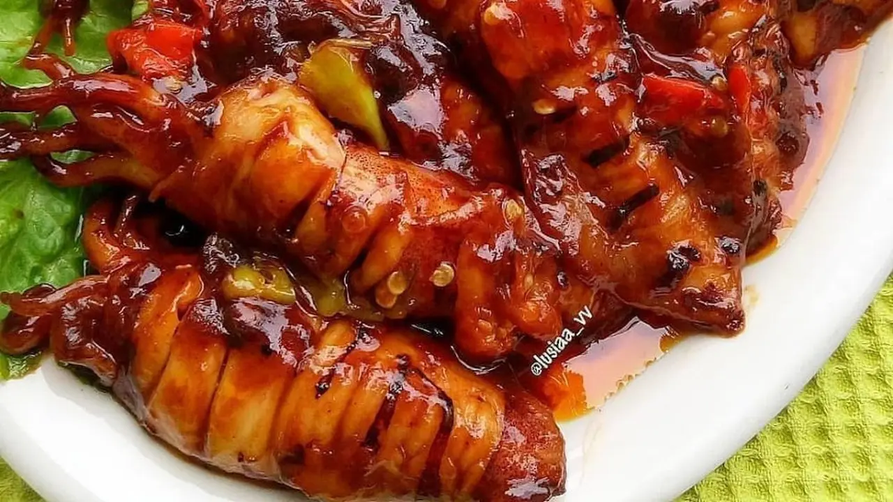 Sepiring cumi saus asam manis pedas