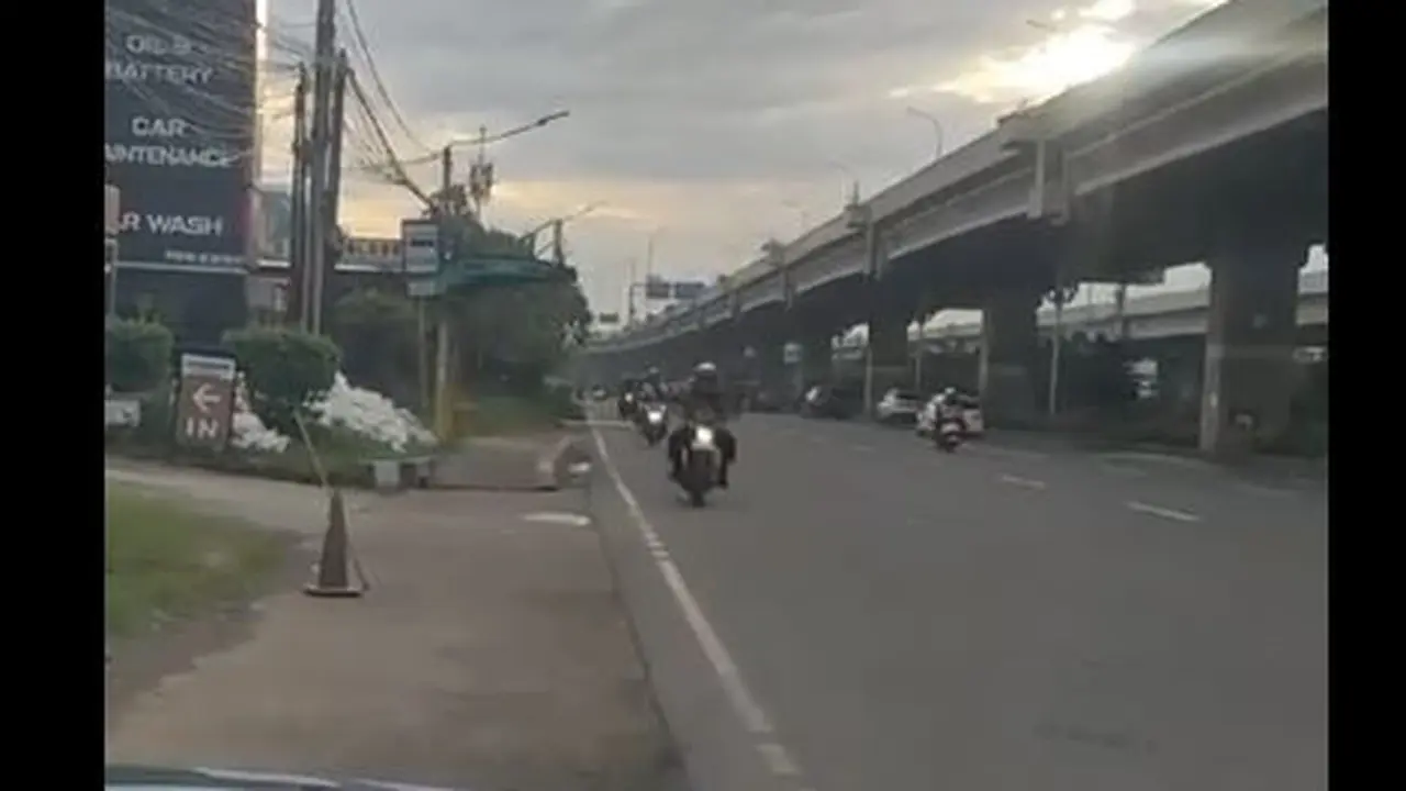Pemotor Lawan Arah di Jalan Raya Kalimalang, Jakarta Timur.